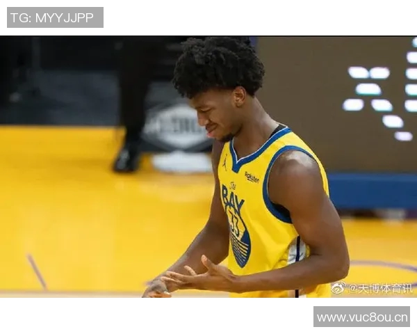 火箭队与勇士队激战正酣无插件直播全程呈现精彩瞬间